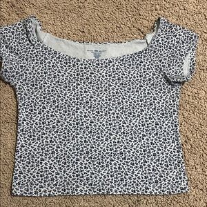 Brandy Melville Blue and White Floral Short Sleeve Top